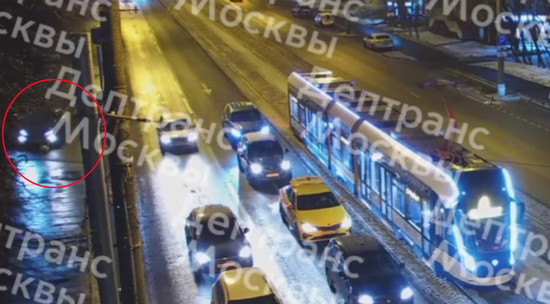 На западе Москвы машина сбила прохожих на тротуаре: видео