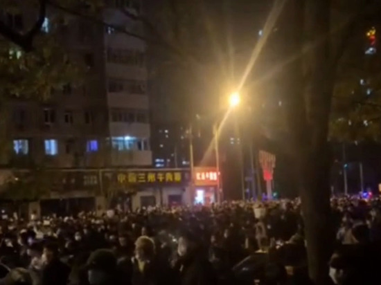 Протестующие против антиковидных ограничений в Пекине припомнили властям трагедию в блокированном ЖК
