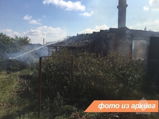 Восемь спасателей больше часа тушили горящий дом в деревне Бойково