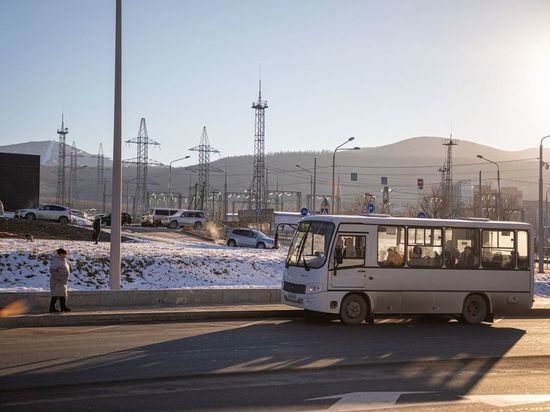 Более 100 человек и 80 единиц техники задействуют в уборке улиц Южно-Сахалинска днем 28 ноября