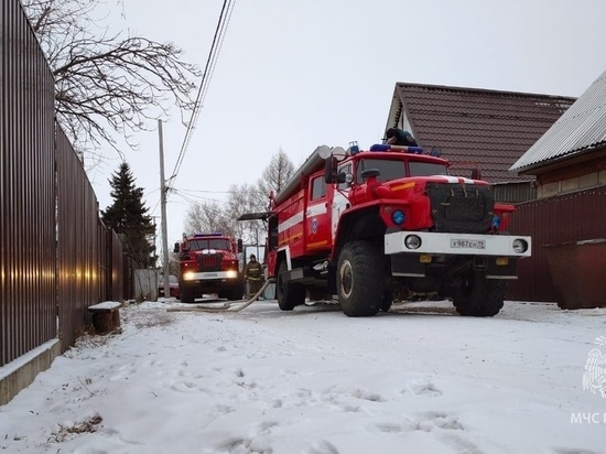 Пожарные Саяногорска спасли из задымленного дома двух человек