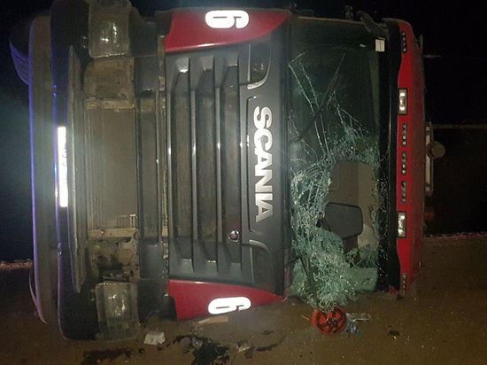 В Кяхтинском районе Бурятии погиб водитель опрокинувшегося грузовика
