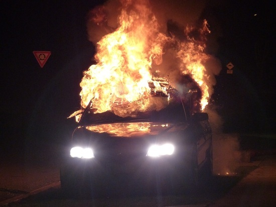 Пожарные ночью тушили автомобиль в селе Троицком на Сахалине
