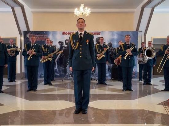 В Хабаровском крае военный оркестр поздравил матерей песней из легендарного мультфильма