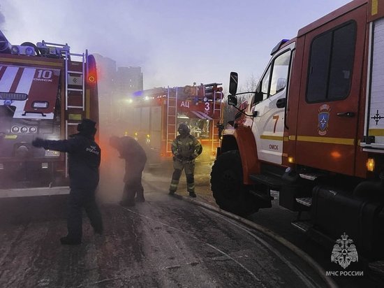 В Омске горит торговый комплекс «Триумф»