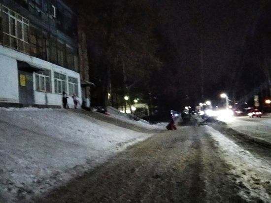 В Ярославле дети катаются на санках с горки на проезжую часть