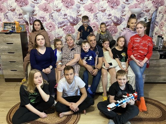 «На завтрак ― омлет из 60 яиц». Как живет семья из Барнаула, воспитавшая 23 ребенка