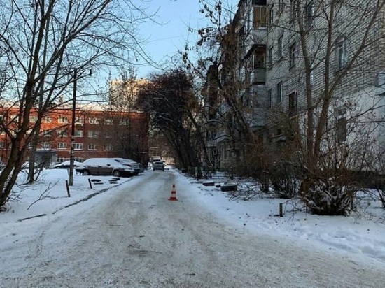 Разыскиваются очевидцы наезда темного автомобиля на мужчину в Екатеринбурге