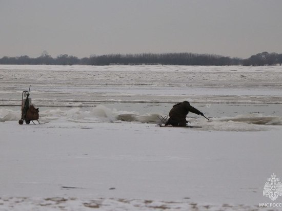 Двух человек спасли со дрейфующих льдин на Амуре в Хабаровске
