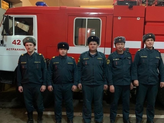 В Астрахани пожарные спасли женщину, кота и птичек