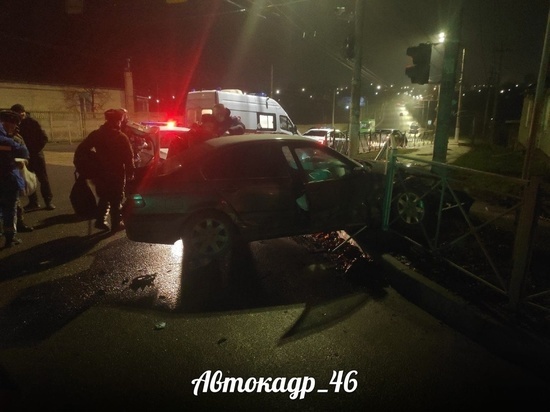 В утреннем ДТП в Курске ранен 21-летний пассажир BMW 320