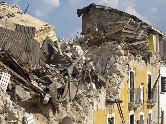 В ЛНР обрушился жилой дом: под завалами остался человек