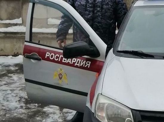 Жильцов воронежской многоэтажки эвакуировали из-за стрельбы в одной из квартир