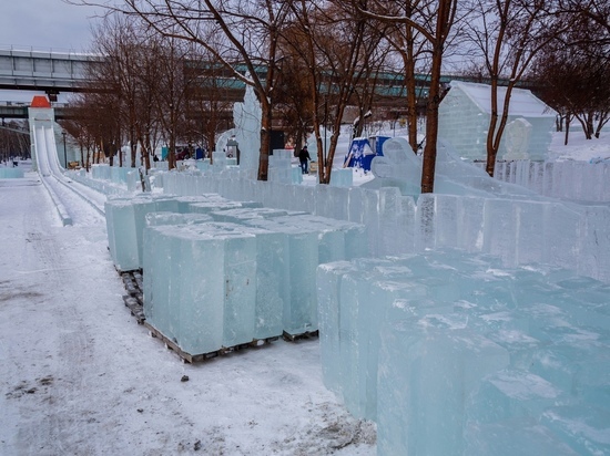 На Михайловской набережной в Новосибирске начали строить ледовый городок