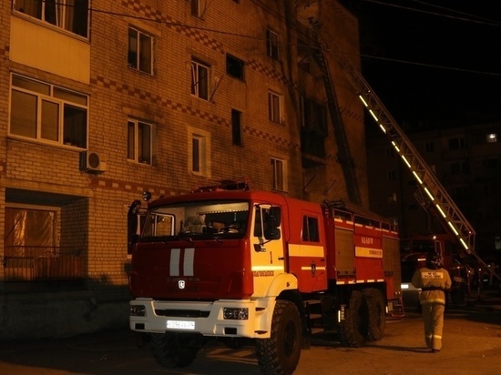 Восьмерых человек спасли из горящей многоэтажки в Комсомольске