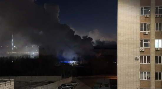 Пожар на складе ТЦ "Триумф" в Омске сняли на видео