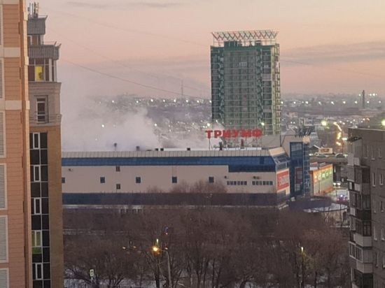 В Омске пожарные ликвидировали в горевшем ТК «Триумф» открытый огонь