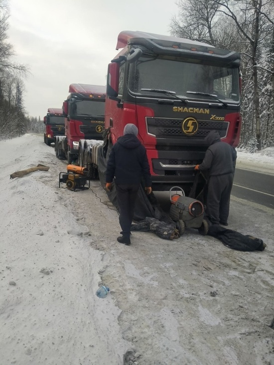 Водители фур оказались в опасности на кузбасской трассе из-за сильных морозов