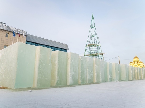 В Салехарде устанавливают 21-метровую новогоднюю ель и ледяных русалок