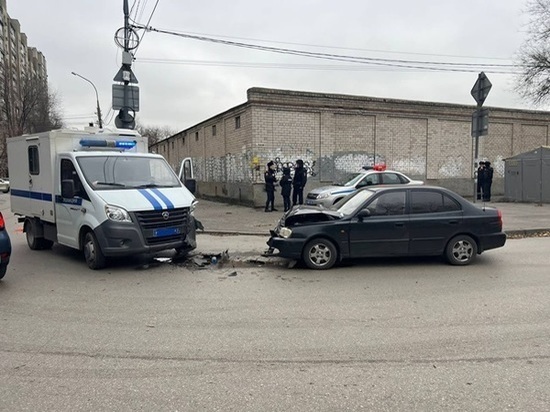 В центре Ростова водитель автозака столкнулся с легковушкой