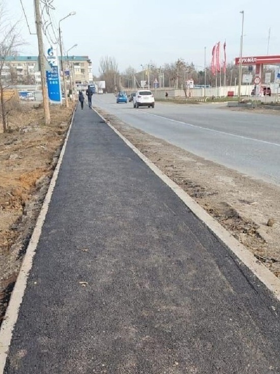 В Астрахани в отдаленных районах ремонтируют тротуары
