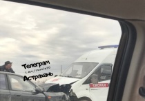 Под Астраханью, на автодороге Астрахань-Камызяк, сегодня, 28 ноября, в 12:00 произошло лобовое столкновение двух машин: легковушки «Шевроле Ланос» и автомобиля скорой помощи