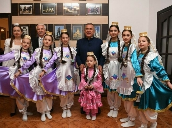 В Азербайджане Минниханов встретился с соотечественниками
