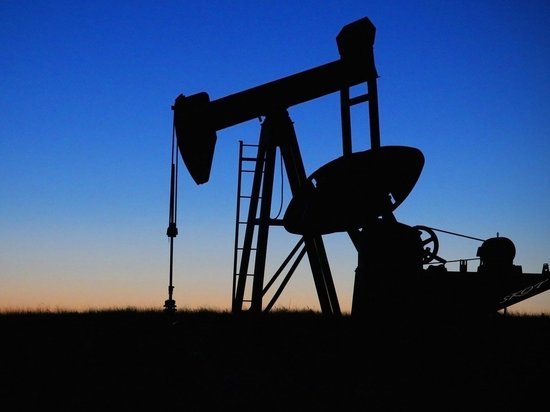 Агентство Bloomberg сообщило в понедельник, что цена на российскую нефть марки Urals опустилась ниже уровня в 52 доллара за баррель
