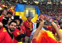 Испанские болельщики на матче ЧМ-2022 с Германией развернули на своей трибуне флаг полка «Азов» (является террористической организацией, запрещен в РФ), после этого к ним подошли сотрудники ФИФА и изъяли флаг