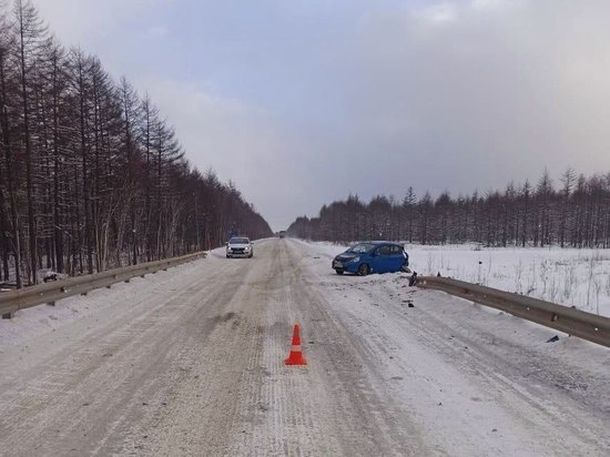 Водитель Honda Fit устроила ДТП на заснеженной дороге на Сахалине