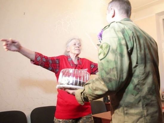 Росгвардия показала видеокадры поздравления 71-летней женщины-добровольца в ЛНР