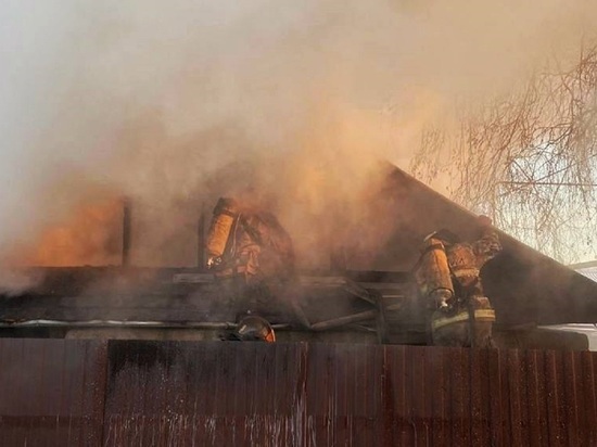 44 огнеборца тушили частный дом в Барнауле