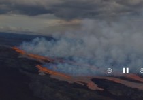 Крупнейший в мире действующий вулкан Мауна-Лоа на Гавайях извергается впервые почти за 40 лет