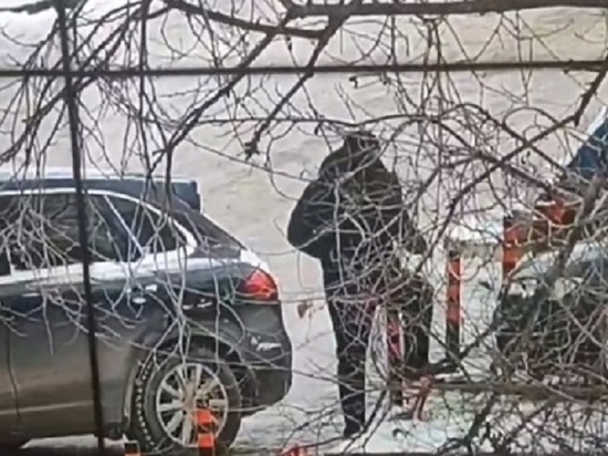 В Красноярске водитель Porsche сломал ограничитель на парковке из-за экономии в 25 рублей