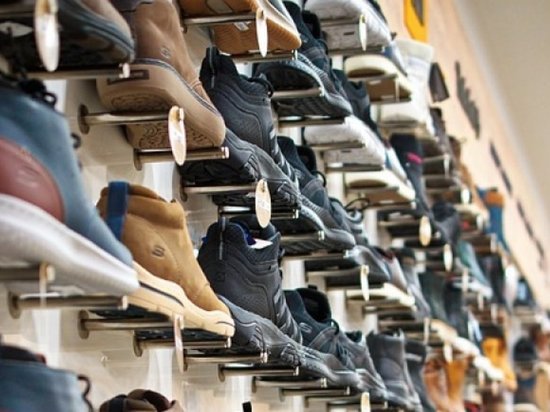 Жительница Новосибирска не смогла купить обувь из-за дурно пахнущего продавца