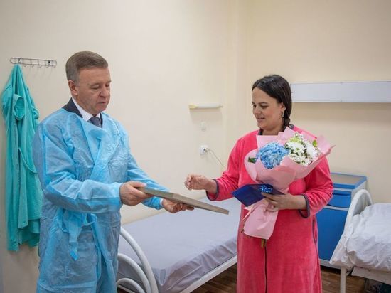 Мэр Южно-Сахалинска поздравил жительниц города, которые родили детей в День матери