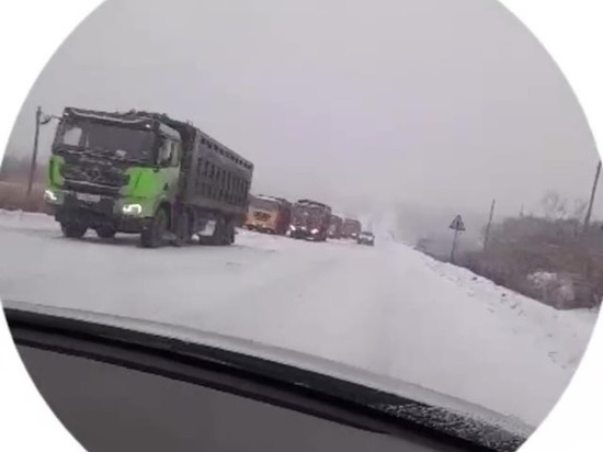 Гигантская пробка из грузовиков образовалась из-за гололеда на Сахалине