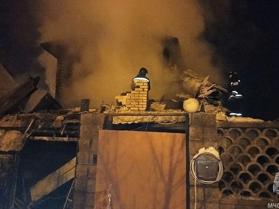 В Магнитогорске из-за взрыва газового баллона в машине обрушился гараж и загорелся дом