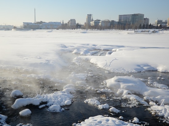 Трактор провалился под лед в Свердловской области