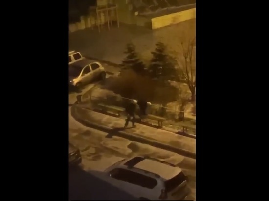 Во Владивостоке дети катаются на коньках по тротуару