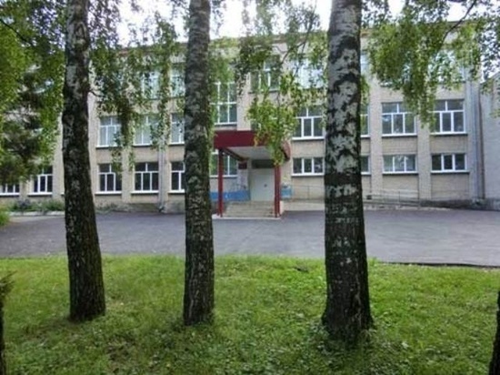 В Орловской области школьники питались в столовой с протекающей крышей и грибком на стенах и потолке