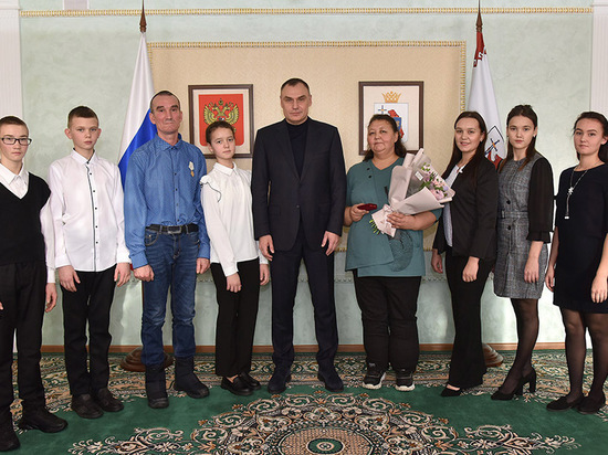 Семьи в Марий Эл награждены Почетным знаком Главы Республики «За достойное воспитание детей»
