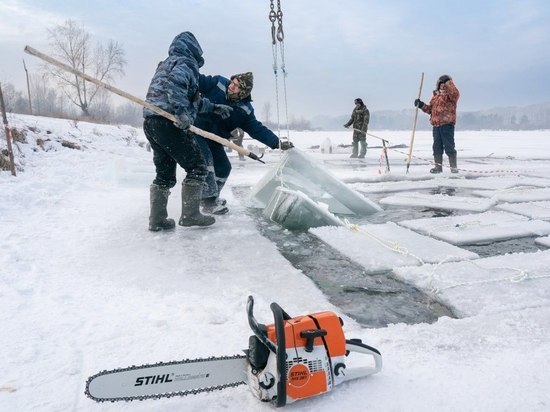 В Кемерове специалисты начали нарезать лед для строительства новогоднего городка на площади Советов