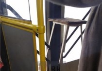 Водитель красноярского автобуса, у которого сломалась дверь, чтобы не высаживать людей на мороз и заканчивать, решил заблокировать ее стулом