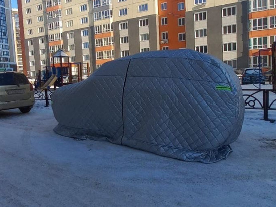 Автомобиль в «одеялке» заметили на улице в Барнауле