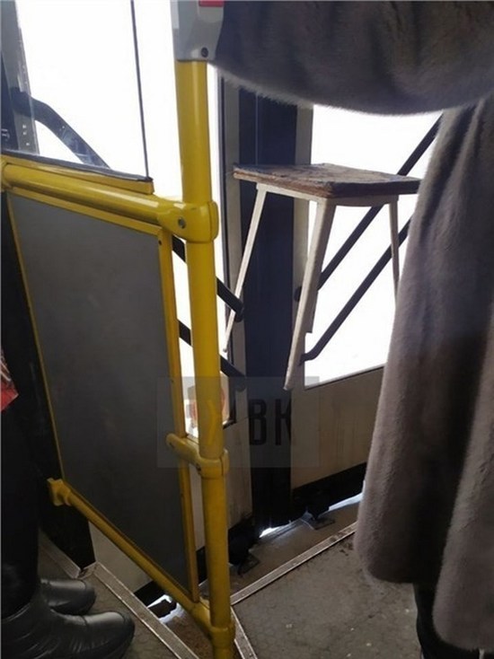 «Осторожно, стулья закрываются»: водитель автобуса из Красноярска закрыл сломанные двери табуреткой
