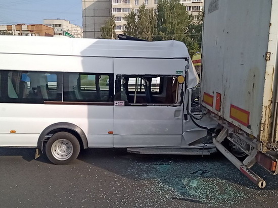 Водителя чебоксарской маршрутки обвиняют в нарушении ПДД, из-за которого пострадали пассажиры