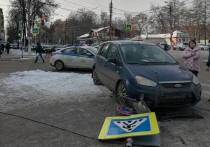 Сегодня, днём 29 ноября, на улице Жаворонкова города Тулы произошло ДТП, виновником которого стал водитель автомобиля марки "Ford"