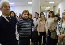 Рядом с залом заседаний № 42 Санкт-Петербургского городского суда шел митинг, который безуспешно пытались утихомирить сотрудники ФССП