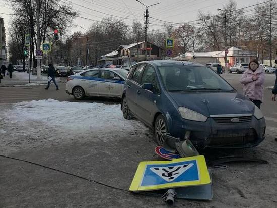 В Туле на улице Жаворонкова водитель иномарки врезался в светофор